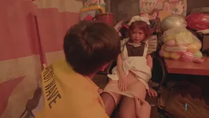 Liếc mắt đưa tình với chú công nhân độc thân